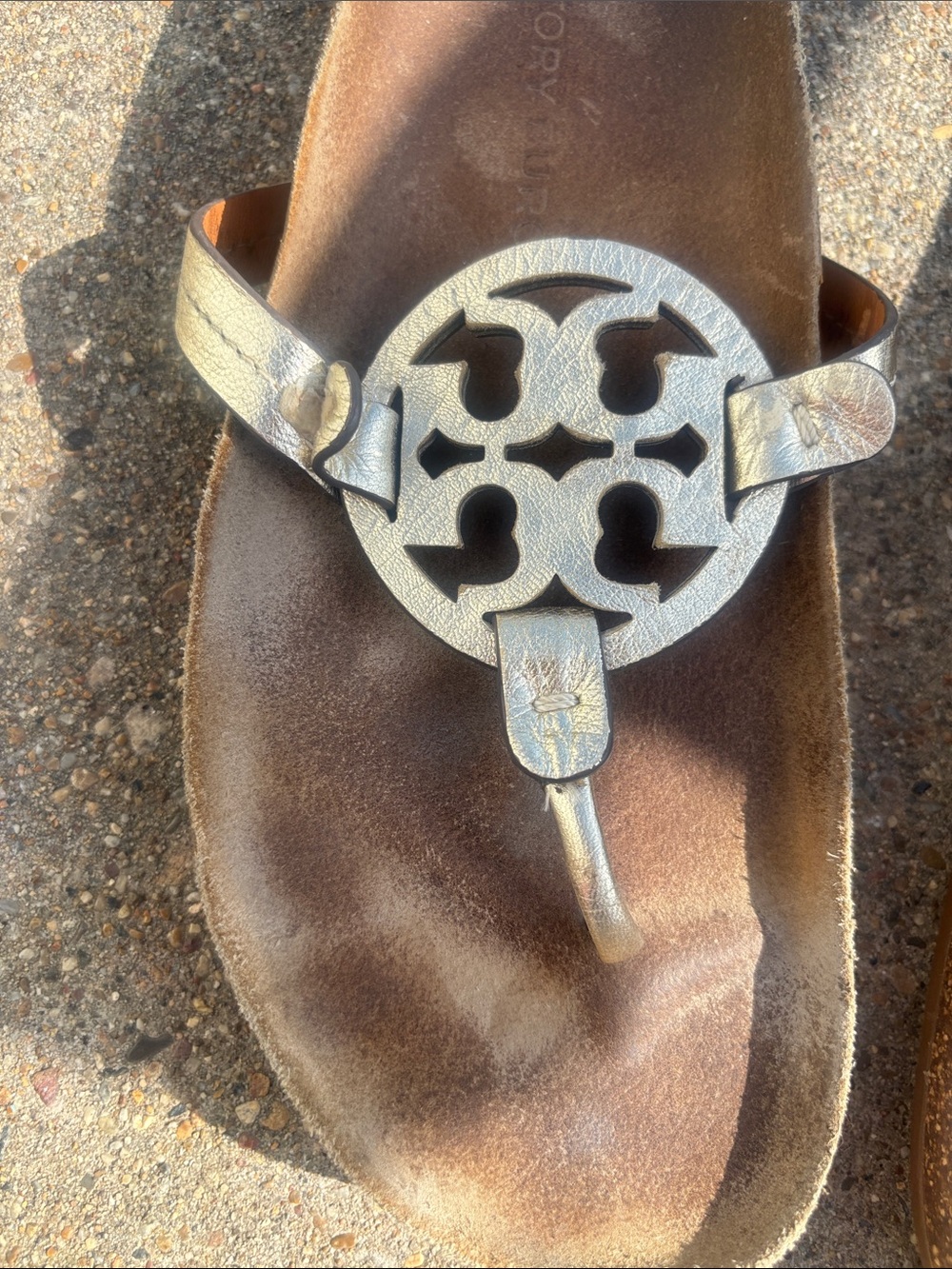 Tory Burch BrownLeather Thong Sandals with Metallic Logo Medallions size 8 - Picture 4 of 9